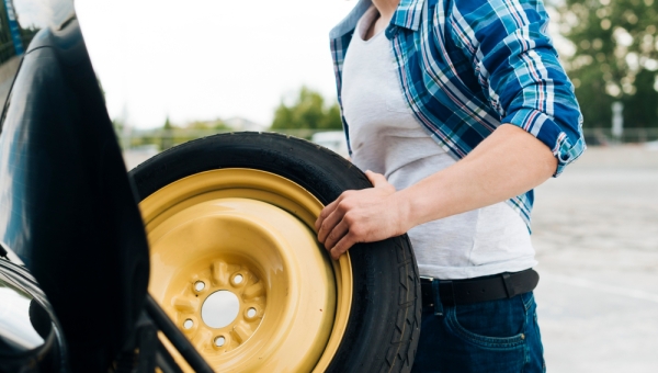 Changer une roue de voiture – Le guide étape par étape